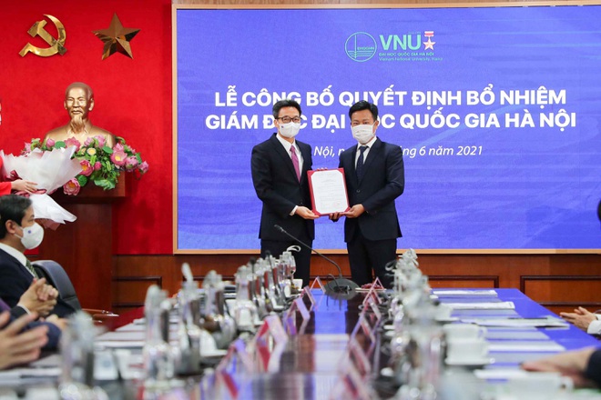 Phó Thủ tướng Vũ Đức Đam trao quyết định bổ nhiệm tân Giám đốc ĐHQGHN - 1