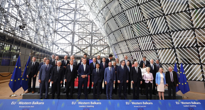 Ukraine chính thức trở thành ứng viên EU - 1