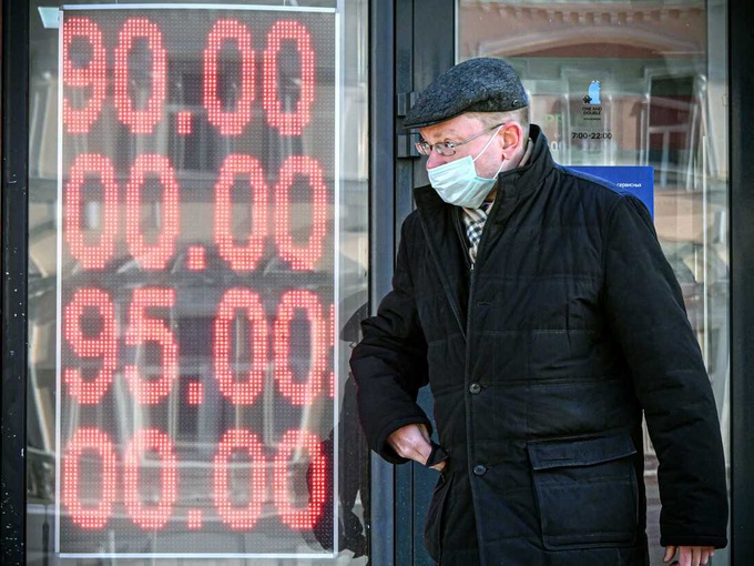 Bloomberg: Nga vỡ nợ nước ngoài do lệnh trừng phạt của phương Tây - 1
