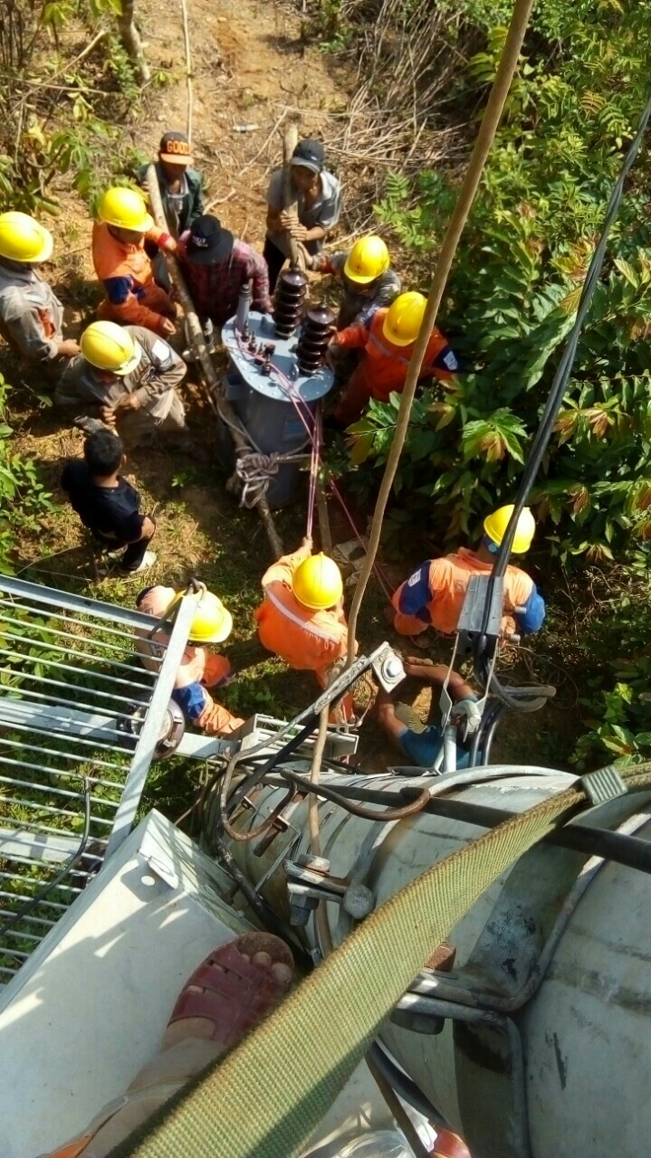 Thợ điện vùng cao xứ Nghệ trong “chảo lửa” nắng hè