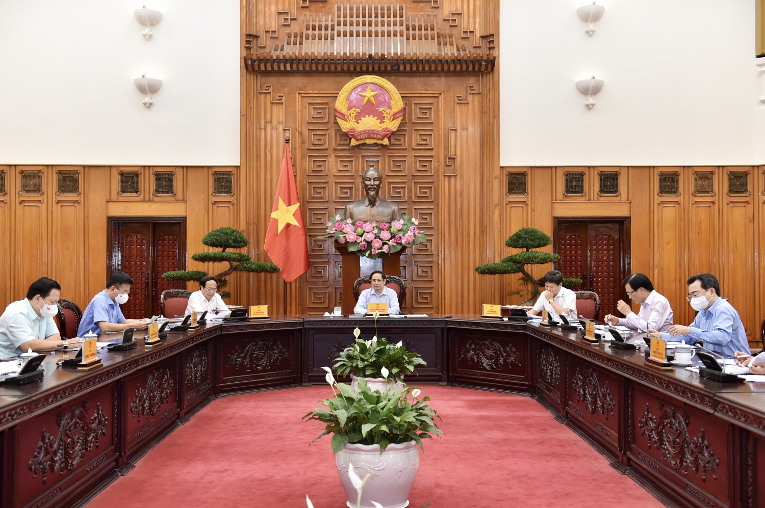 Thủ tướng nêu rõ quan điểm bảo vệ những người dám nghĩ, dám làm, dám chịu trách nhiệm, không có động cơ cá nhân, mục đích xấu, không tham nhũng, tiêu cực trong quá trình xử lý, giải quyết những vấn đề liên quan dự án - Ảnh: VGP/Nhật Bắc