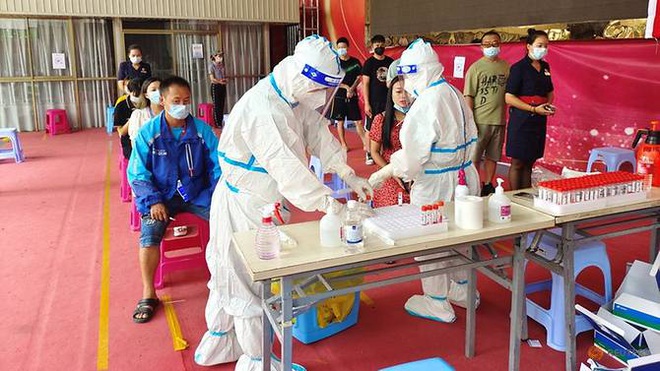 Số ca Covid-19 Trung Quốc tăng gấp đôi, cao nhất trong nửa năm - 1