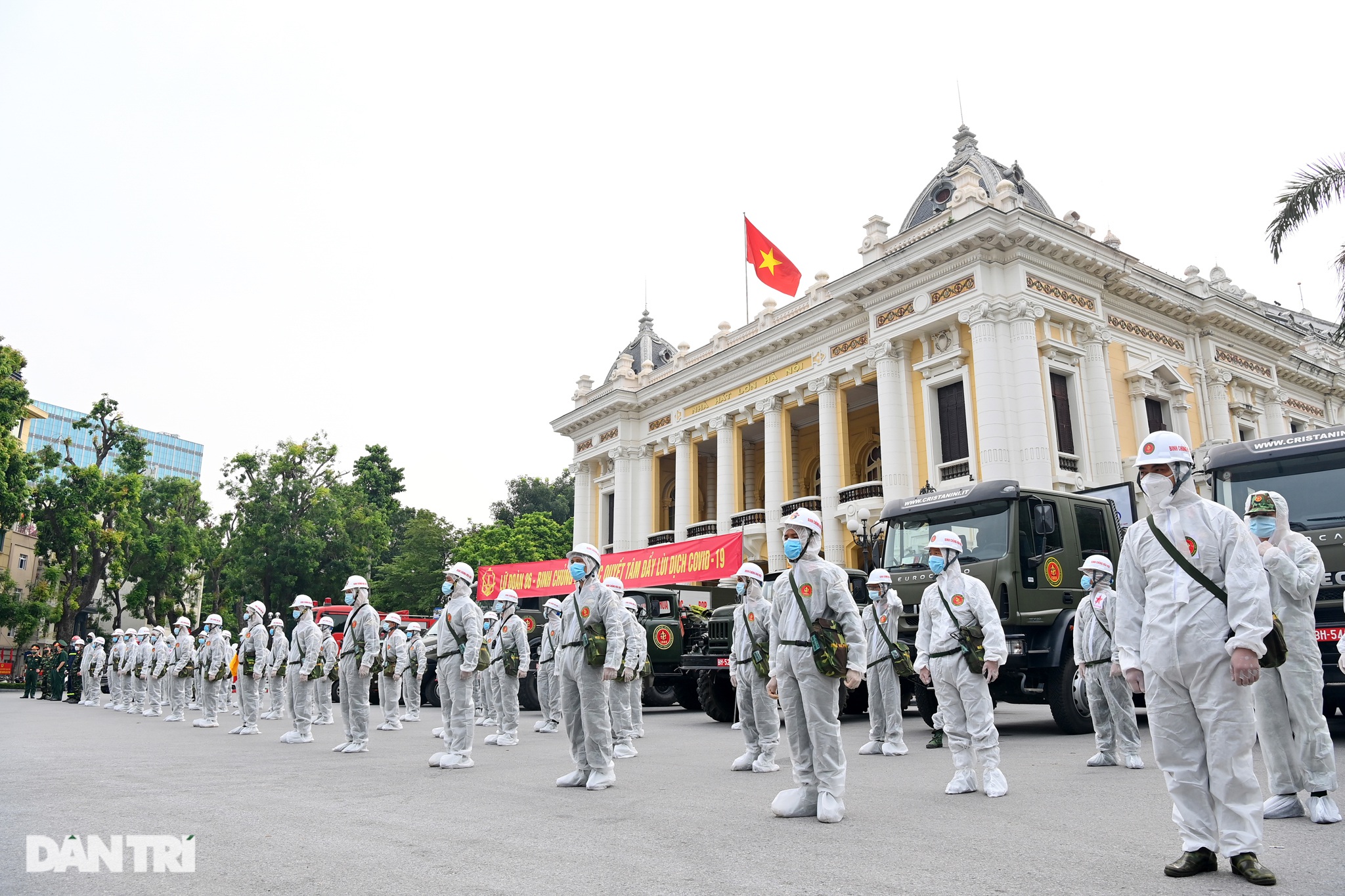 Đoàn xe đặc chủng phun khử khuẩn nhiều tuyến phố trung tâm Hà Nội - 1