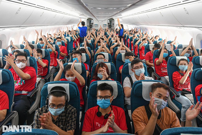 Những bước chân vội và đôi bàn tay run giữa điểm nóng Covid-19 - 1