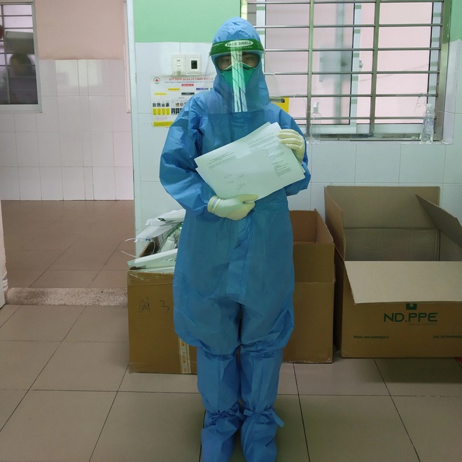 Những bước chân vội và đôi bàn tay run giữa điểm nóng Covid-19 - 2