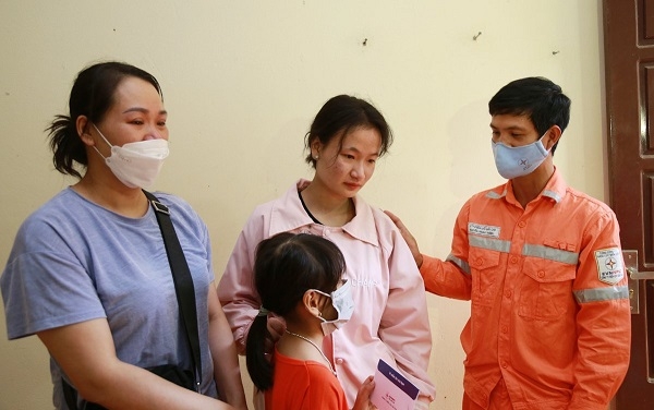 Hỏi chuyện anh thợ điện cứu 2 cháu bé trong biển lửa