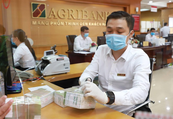 Người dân gửi tiền vào ngân hàng thấp kỷ lục trong gần một thập niên  - 2