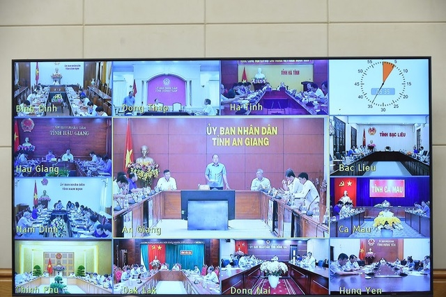 Thủ tướng: Khẩn trương tiến hành các biện pháp bình ổn, giảm giá các mặt hàng, dịch vụ