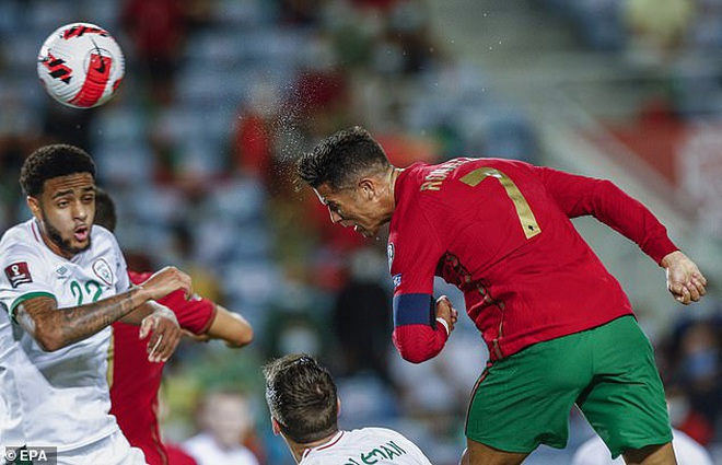 C.Ronaldo đá hỏng phạt đền, tát thẳng mặt đối thủ - 1