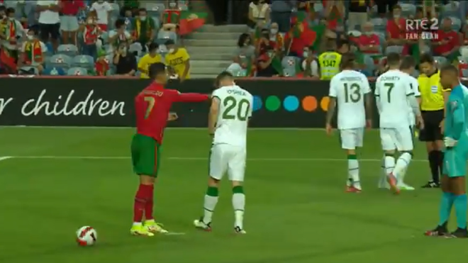 C.Ronaldo đá hỏng phạt đền, tát thẳng mặt đối thủ - 3