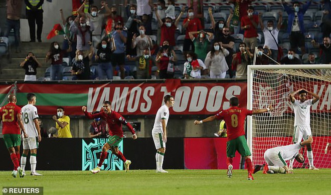 C.Ronaldo đá hỏng phạt đền, tát thẳng mặt đối thủ - 2