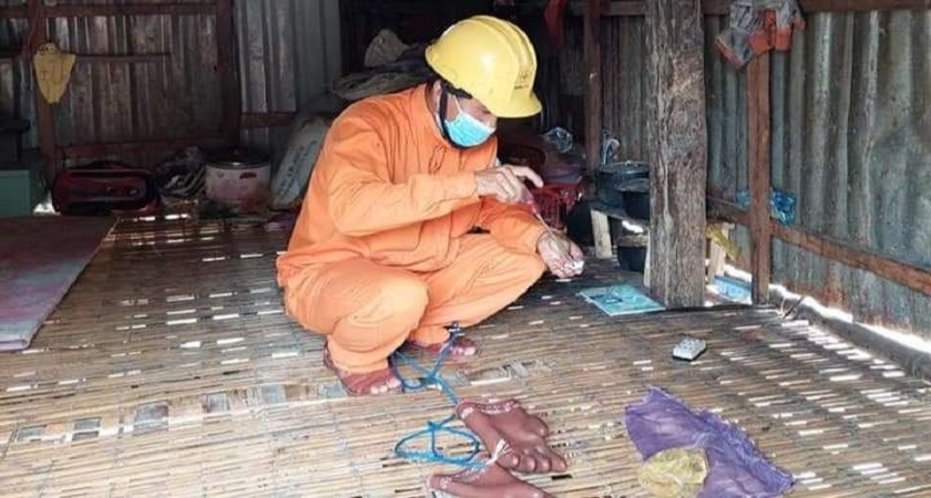 Những thợ điện giữ ánh sáng cho buôn làng