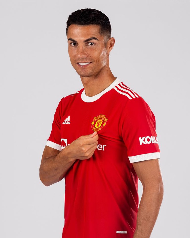 C.Ronaldo đeo băng đội trưởng ngay trong trận ra mắt Man Utd - 1