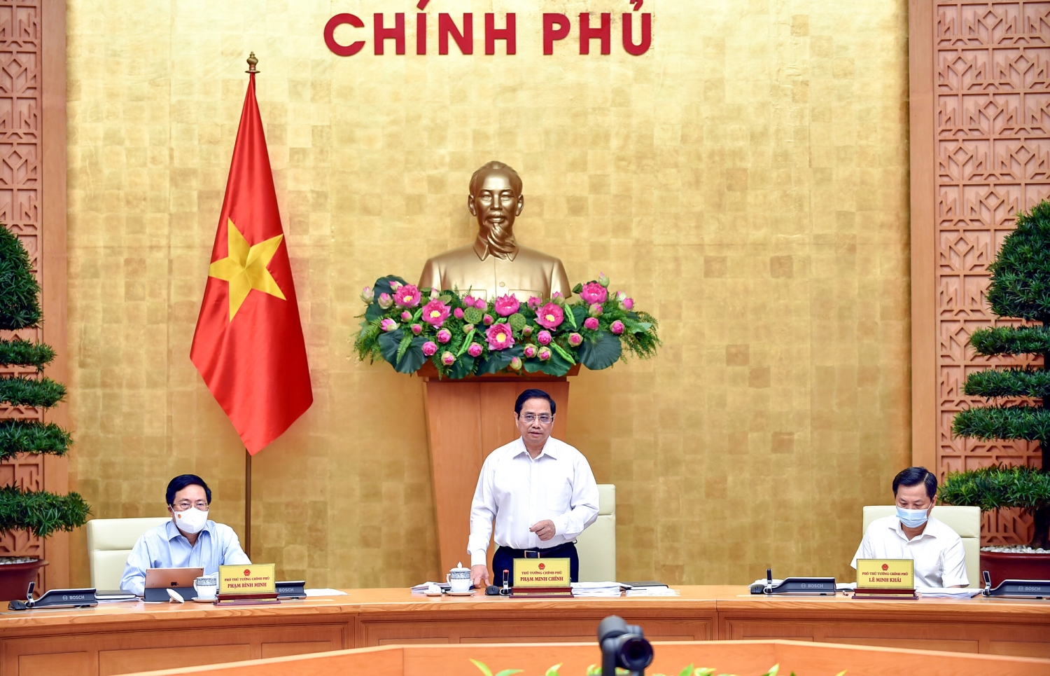Thủ tướng: Kiểm soát tốt dịch bệnh là yếu tố quyết định phục hồi kinh tế