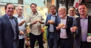 Chưa tiêm vắc xin, Tổng thống Brazil phải ăn tối trên vỉa hè New York