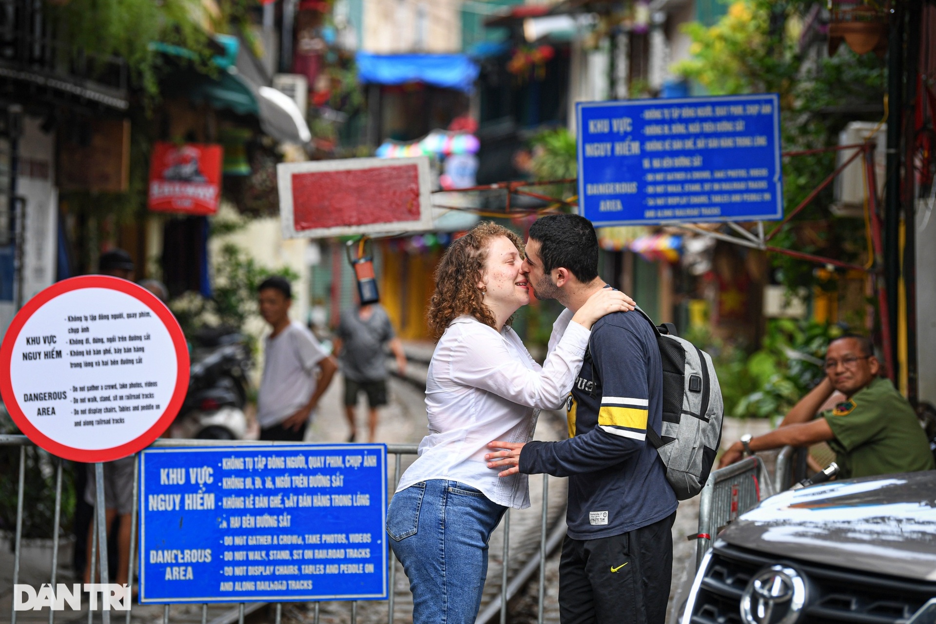 Phố cà phê đường tàu Hà Nội: Cấm điểm này, du khách tràn sang điểm khác - 7