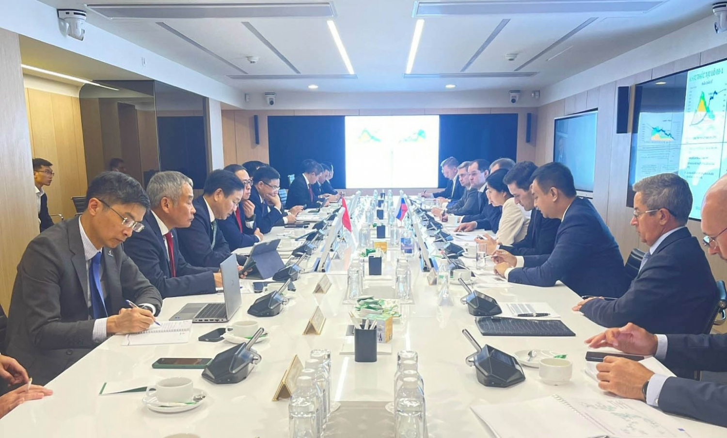 Tổng Giám đốc Petrovietnam tham dự Lễ kỷ niệm 55 năm ngày thành lập và làm việc với Công ty dầu khí Zarubezhneft