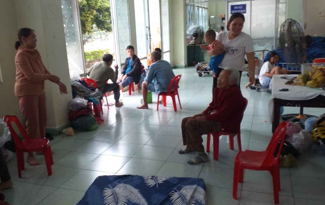 BSR hỗ trợ người dân xung quanh NMLD Dung Quất tránh bão Noru an toàn