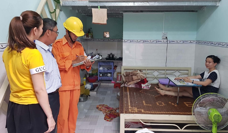 Giám sát chặt chẽ và thực hiện nghiêm giá bán lẻ điện để bảo đảm quyền lợi cho những người thuê nhà Giám sát chặt chẽ và thực hiện nghiêm giá bán lẻ điện để bảo đảm quyền lợi cho những người thuê nhà
