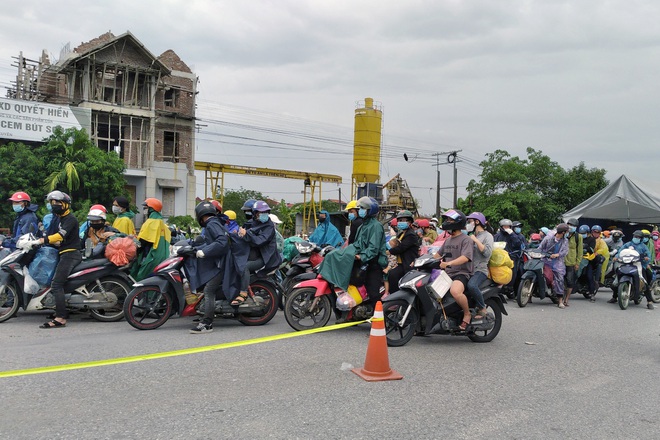CSGT Hà Nội đón, dẫn đoàn cả nghìn người về quê như thế nào? - 1