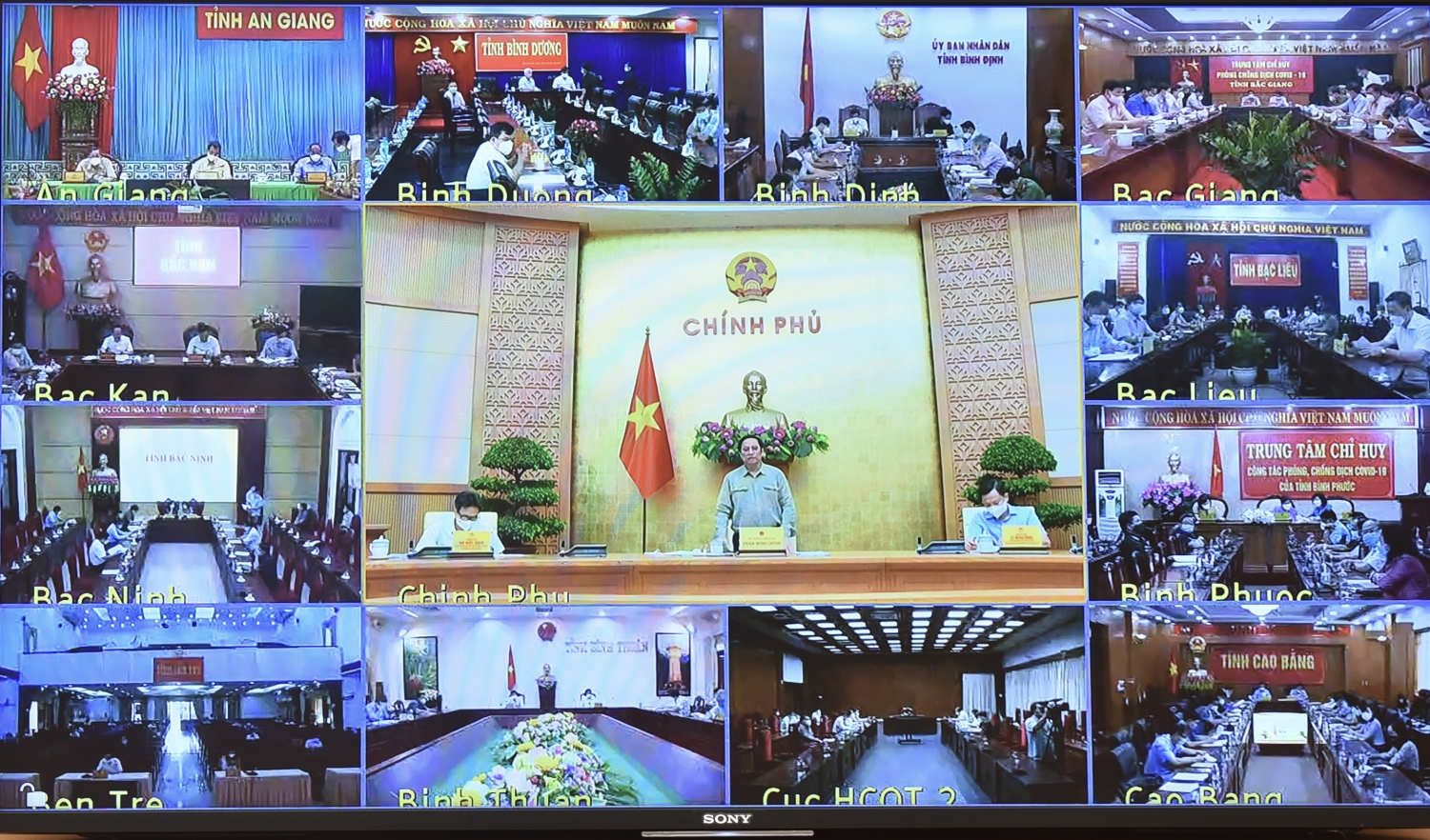 Việc lưu thông và giao thông vận tải thực hiện thống nhất trên toàn quốc