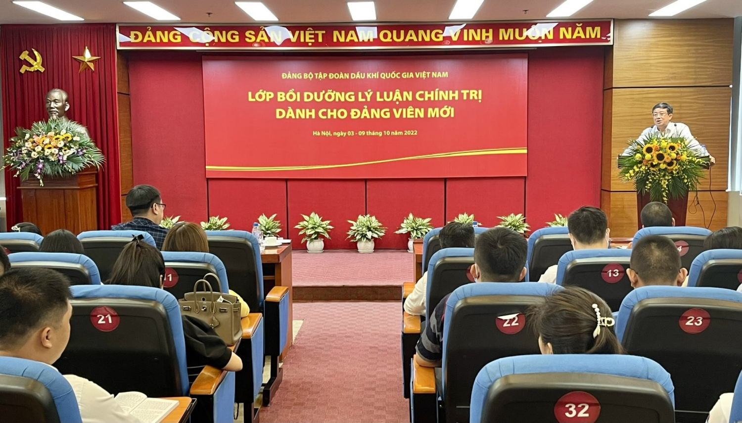 Đồng chí Phạm Xuân Cảnh, Phó Bí thư Thường trực, Thành viên HĐTV Tập đoàn Dầu khí Quốc gia Việt Nam phát biểu chỉ đạo lớp học