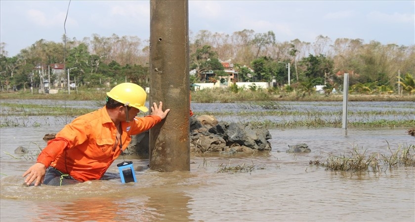 Chuyện những người thợ điện trong mùa lụt, bão