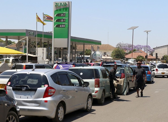 Quá thiếu lương thực, đồ dùng, dân Zimbabwe cứ thấy xếp hàng là “nhảy” vào