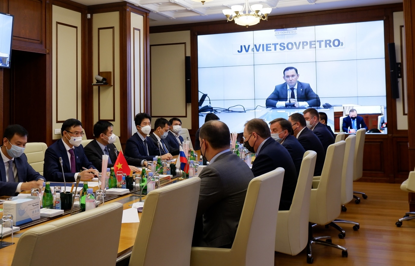 Tổng Giám đốc Petrovietnam Lê Mạnh Hùng làm việc với lãnh đạo Công ty dầu khí Zarubezhneft