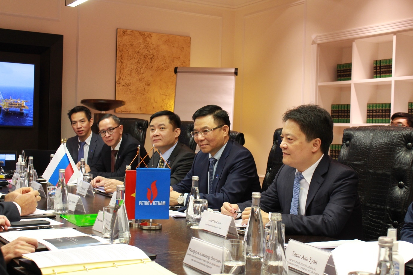 Tổng giám đốc Petrovietnam Lê Mạnh Hùng làm việc với Công ty Gazprom EP International