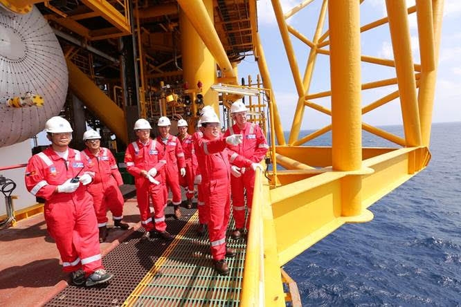 Lãnh đạo BIENDONG POC và đại diện Gazprom làm việc, chúc Tết tại cụm mỏ Hải Thạch – Mộc Tinh lanh dao biendong poc va dai dien gazprom lam viec chuc tet tai cum mo hai thach moc tinh