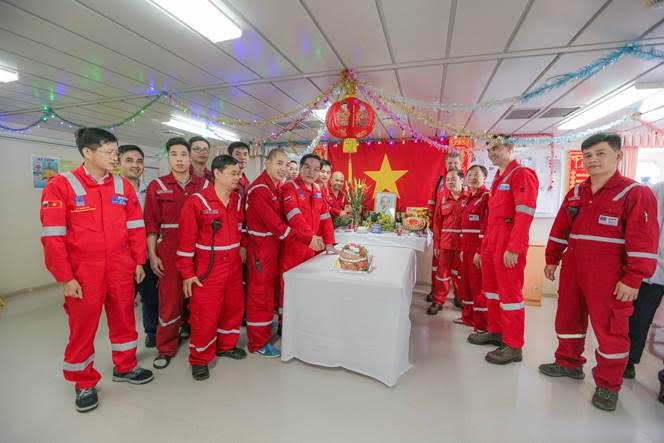 Lãnh đạo BIENDONG POC và đại diện Gazprom làm việc, chúc Tết tại cụm mỏ Hải Thạch – Mộc Tinh lanh dao biendong poc va dai dien gazprom lam viec chuc tet tai cum mo hai thach moc tinh