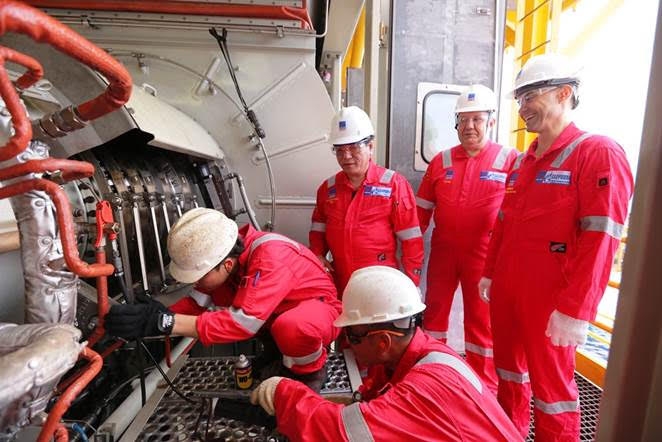 Lãnh đạo BIENDONG POC và đại diện Gazprom làm việc, chúc Tết tại cụm mỏ Hải Thạch – Mộc Tinh lanh dao biendong poc va dai dien gazprom lam viec chuc tet tai cum mo hai thach moc tinh