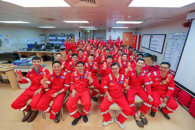 Lãnh đạo BIENDONG POC và đại diện Gazprom làm việc, chúc Tết tại cụm mỏ Hải Thạch – Mộc Tinh lanh dao biendong poc va dai dien gazprom lam viec chuc tet tai cum mo hai thach moc tinh