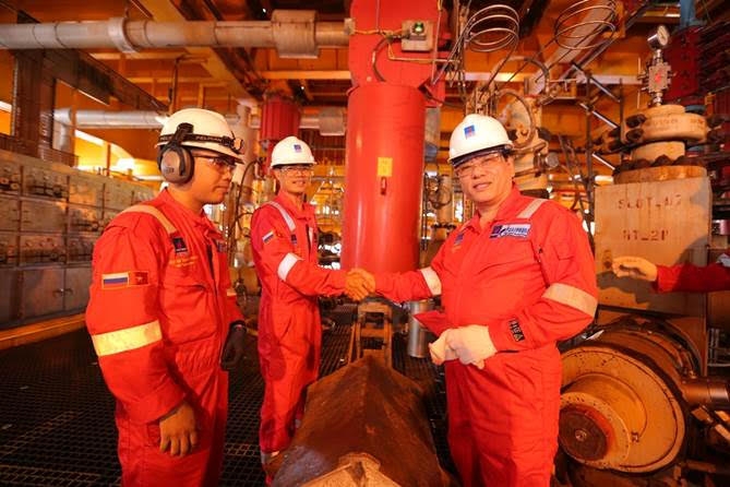 Lãnh đạo BIENDONG POC và đại diện Gazprom làm việc, chúc Tết tại cụm mỏ Hải Thạch – Mộc Tinh lanh dao biendong poc va dai dien gazprom lam viec chuc tet tai cum mo hai thach moc tinh
