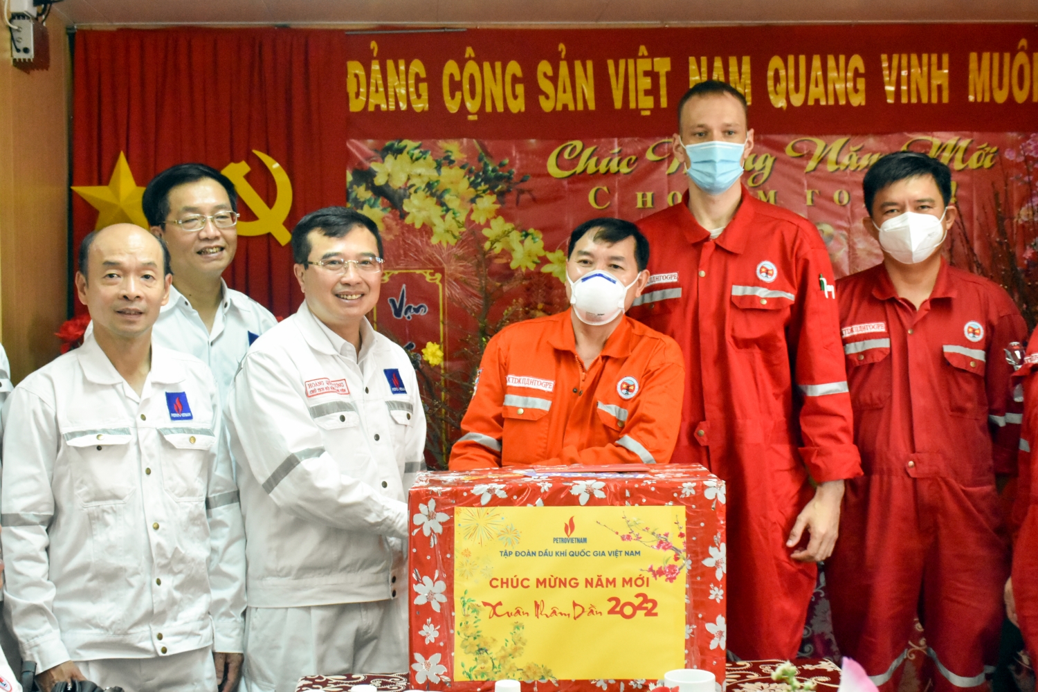 Lãnh đạo Đảng ủy Khối DNTW, tỉnh Bà Rịa - Vũng Tàu và Petrovietnam thăm và làm việc tại giàn CNTT 3