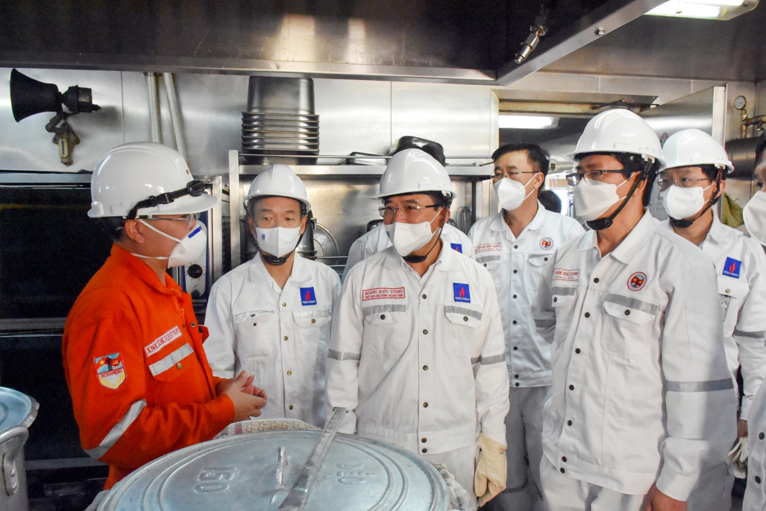 Lãnh đạo Đảng ủy Khối DNTW, tỉnh Bà Rịa - Vũng Tàu và Petrovietnam thăm và làm việc tại giàn CNTT 3