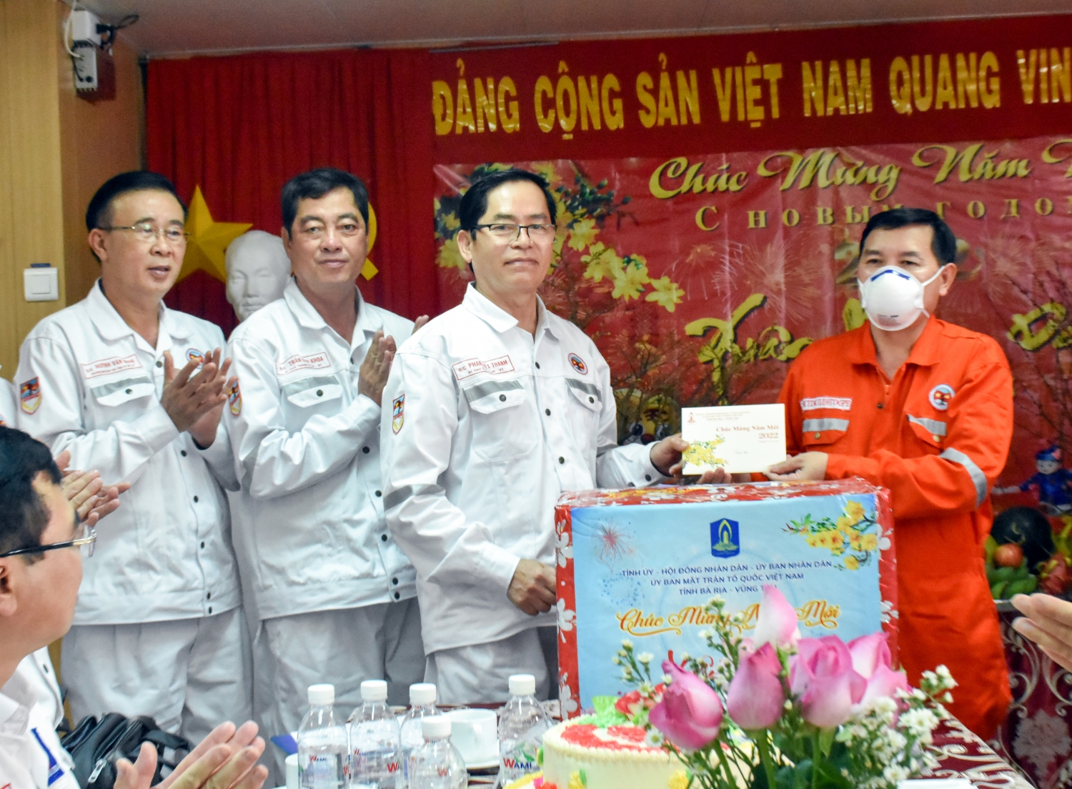 Lãnh đạo Đảng ủy Khối DNTW, tỉnh Bà Rịa - Vũng Tàu và Petrovietnam thăm và làm việc tại giàn CNTT 3