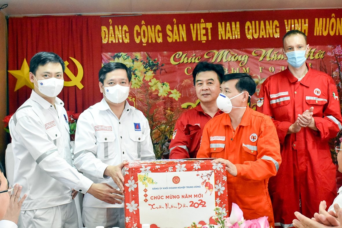 Lãnh đạo Đảng ủy Khối DNTW, tỉnh Bà Rịa - Vũng Tàu và Petrovietnam thăm và làm việc tại giàn CNTT 3