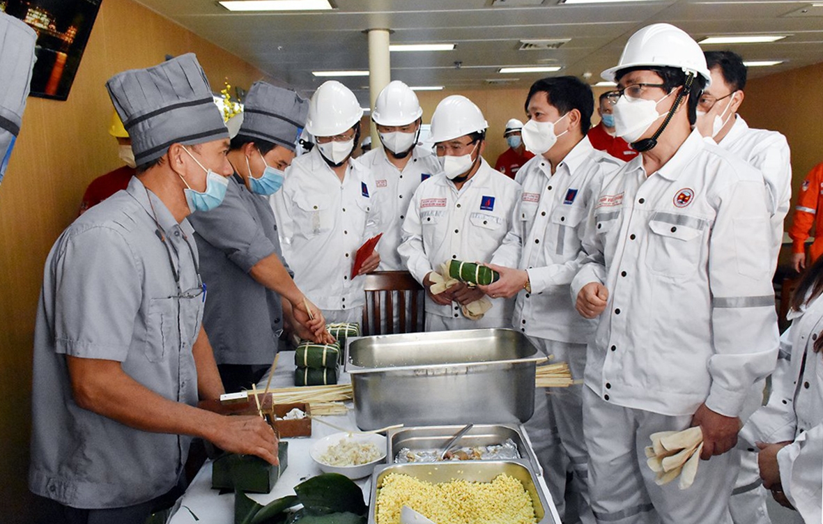 Lãnh đạo Đảng ủy Khối DNTW, tỉnh Bà Rịa - Vũng Tàu và Petrovietnam thăm và làm việc tại giàn CNTT 3