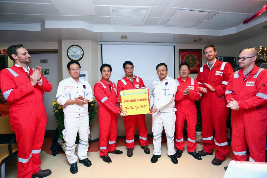 lanh dao pvn chuc tet nguoi lao dong dau khi tren cac cong trinh bien