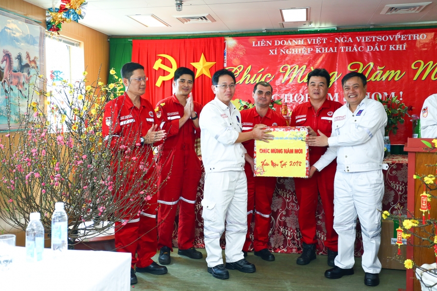 lanh dao pvn chuc tet nguoi lao dong dau khi tren cac cong trinh bien