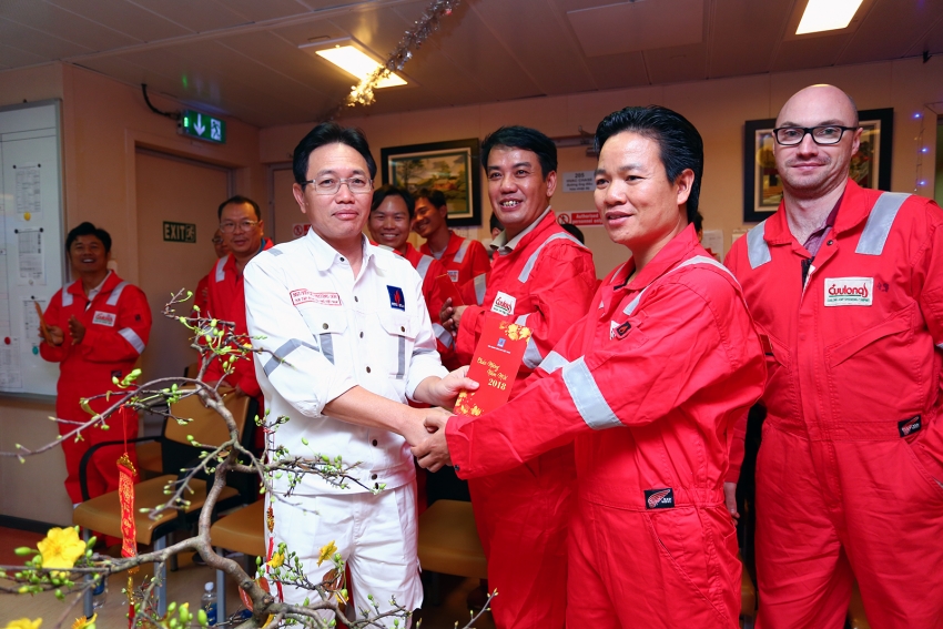 lanh dao pvn chuc tet nguoi lao dong dau khi tren cac cong trinh bien