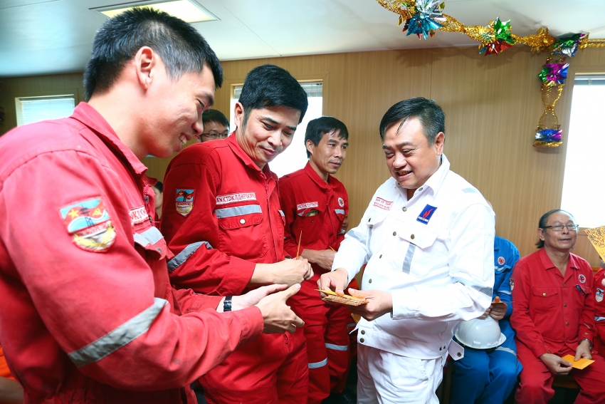 lanh dao pvn chuc tet nguoi lao dong dau khi tren cac cong trinh bien