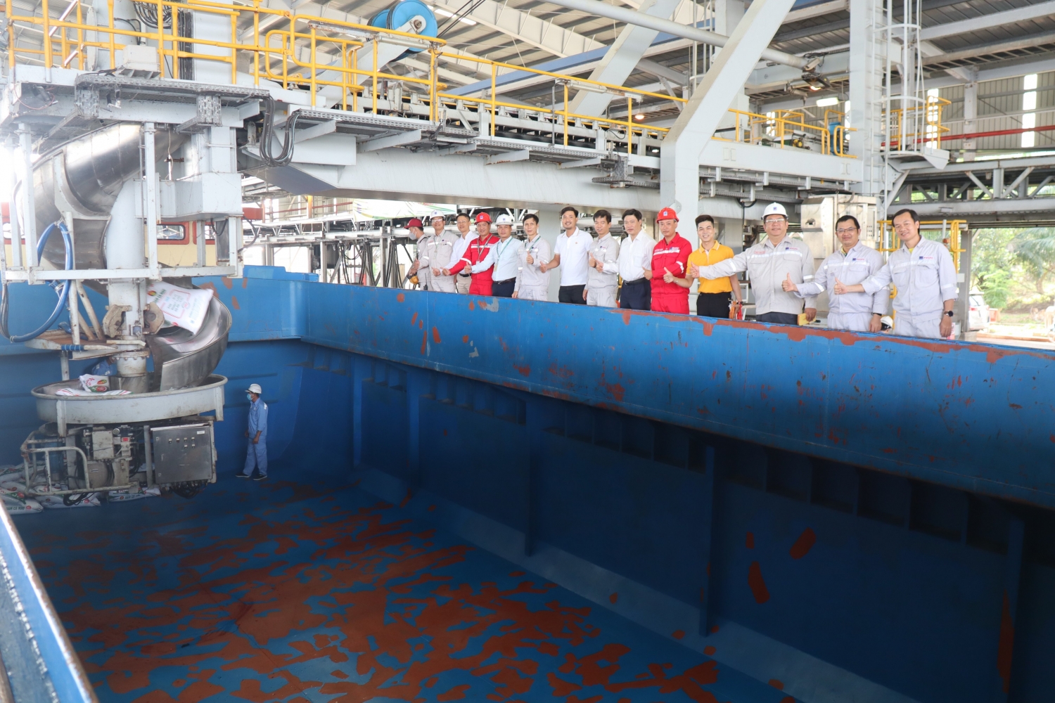 Phân bón Cà Mau nhộn nhịp không khí bán hàng đầu năm