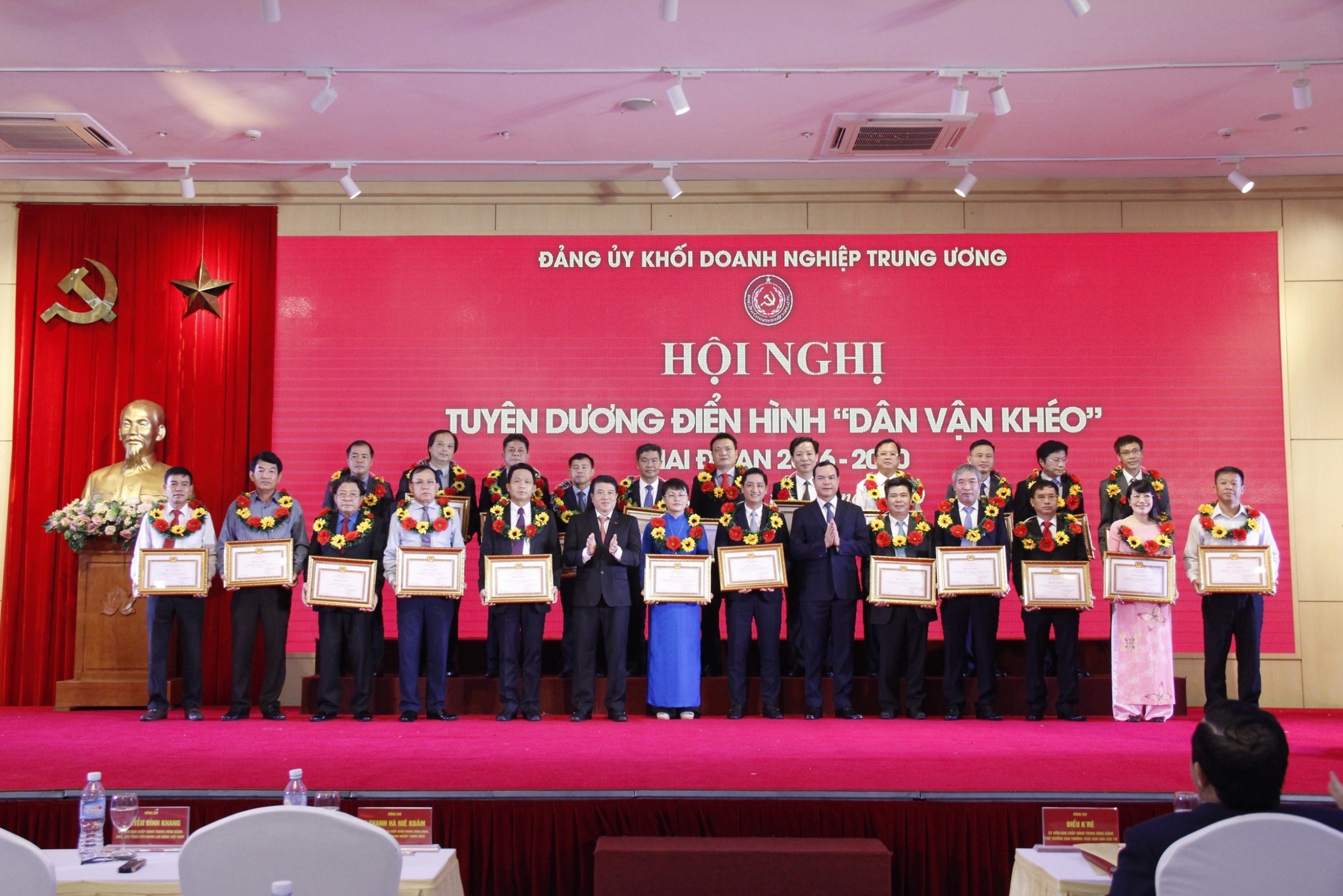 3714-4-tap-the-ca-nhan-dang-bo-tap-doan-dau-khi-quoc-gia-viet-nam-duoc-tuyen-duong-dien-hinh-dan-van-kheo