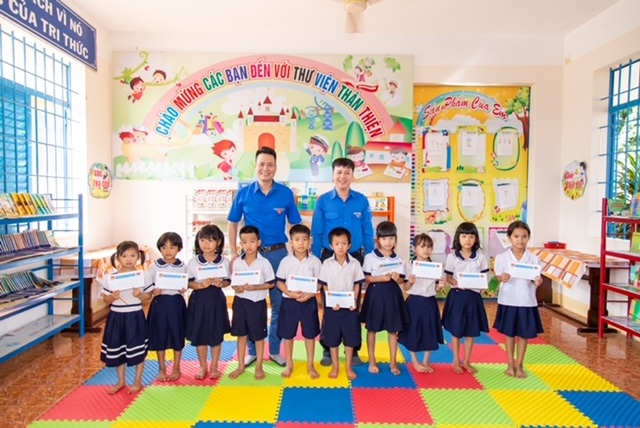 Tuổi trẻ Vietsovpetro trao tặng sách và học bổng cho học sinh nghèo xã Hòa Bình, huyện Xuyên Mộc, tỉnh BR-VT