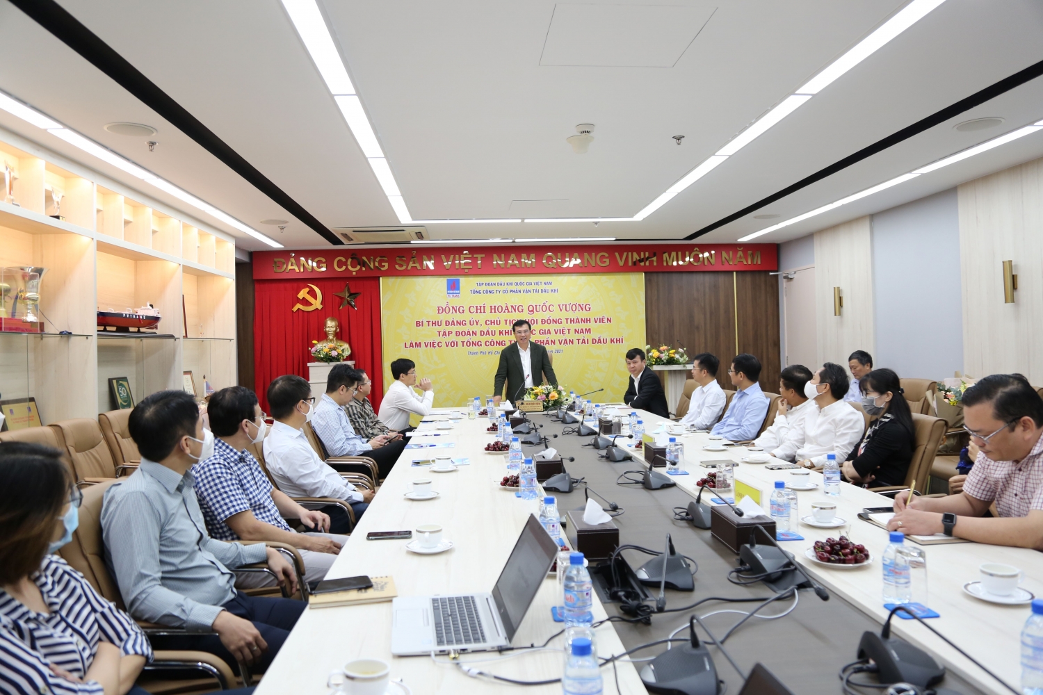 Đồng chí Hoàng Quốc Vượng làm việc với PVTrans