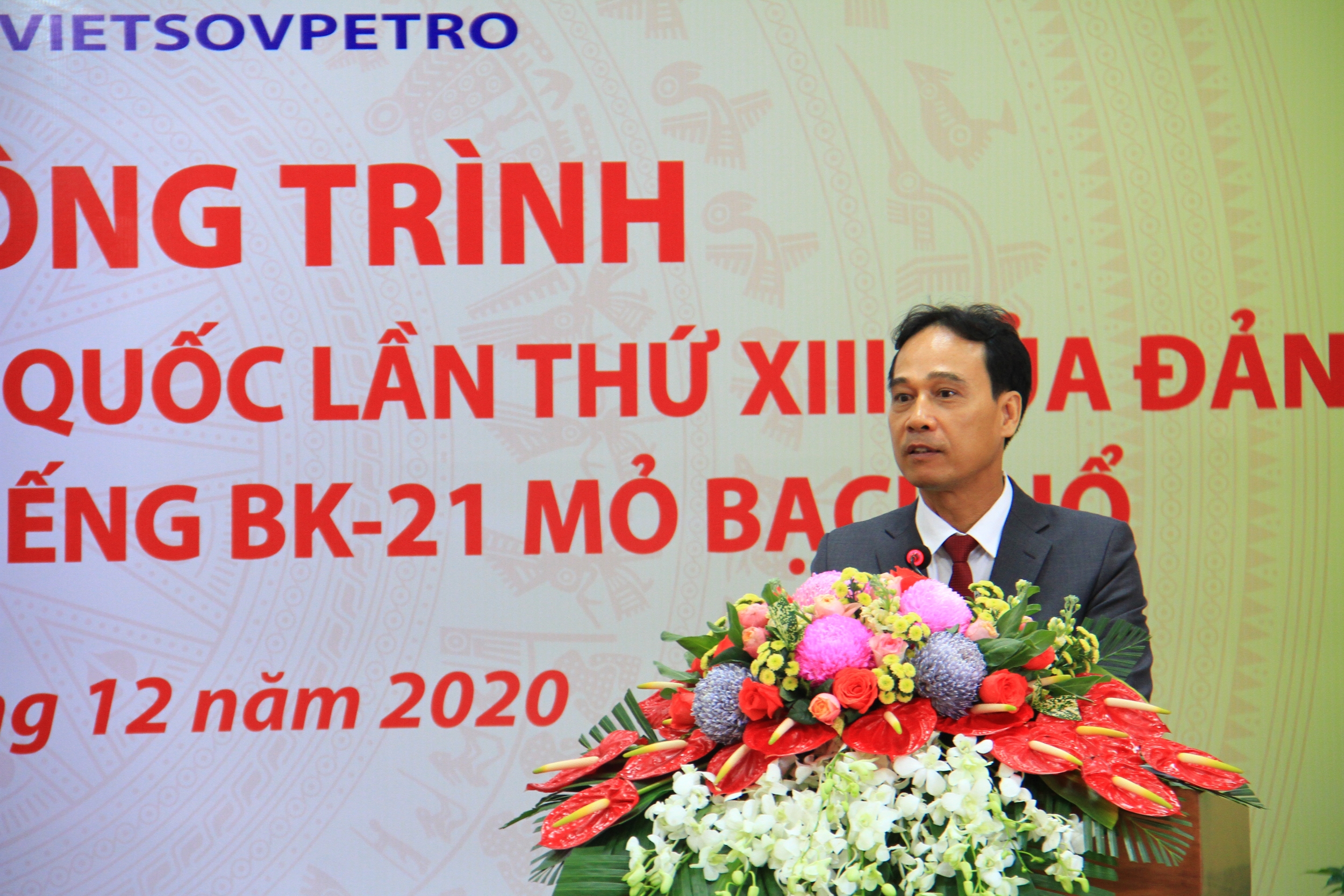 Gắn biển công trình "Giàn BK-21 mỏ Bạch Hổ" chào mừng Đại hội Đảng toàn quốc lần thứ XIII