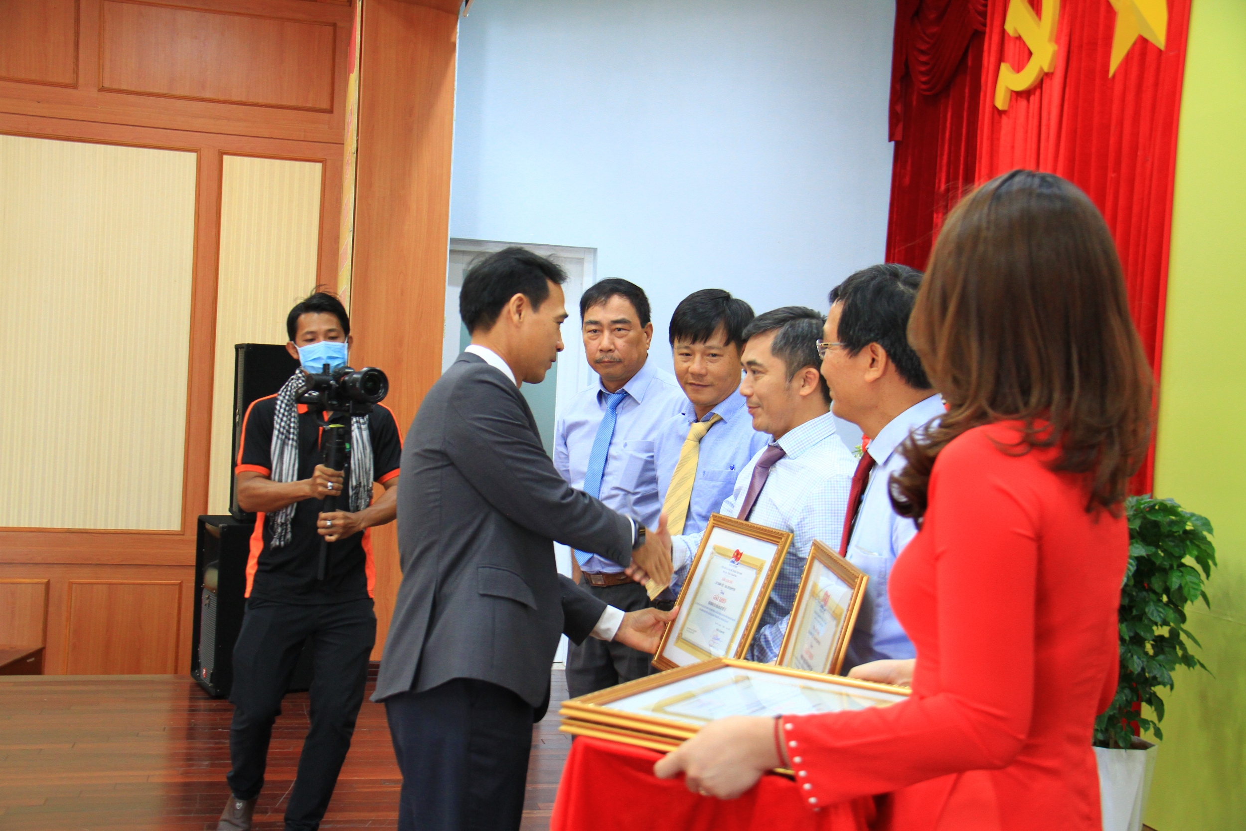 Gắn biển công trình 